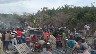 Curiosos saquean  patana al volcarse  carga de cemento, conductor salva vida  