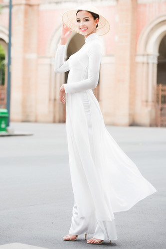 Ky Duyen cung Hoa hau Phap dien ao dai dao cho Ben Thanh - Anh 7