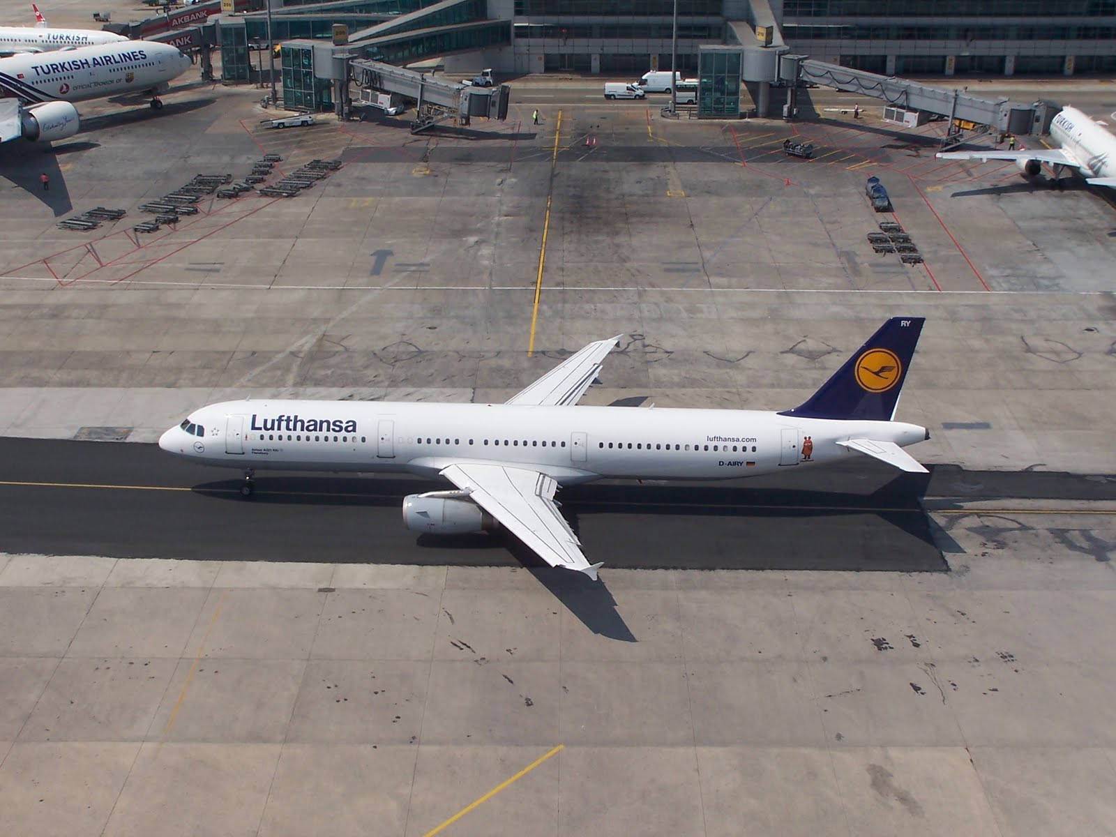 ISTANBUL AIRSIDE: LUFTHANSA D-AIRY A321 \