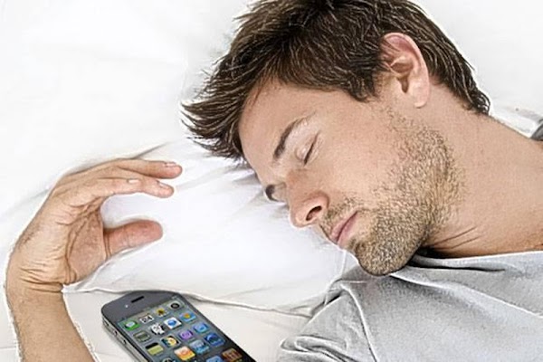 These are the 3 things that may happen when you sleep near your phone at night