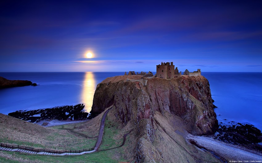 Full Moon Rising, Dunnottar Castle (Scotland, U.K.) Full Moon Rising, Dunnottar Castle (Scotland, U.K.)