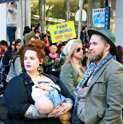 2 Tess Holliday body shamed and told to cover up for breastfeeding her son at the women march