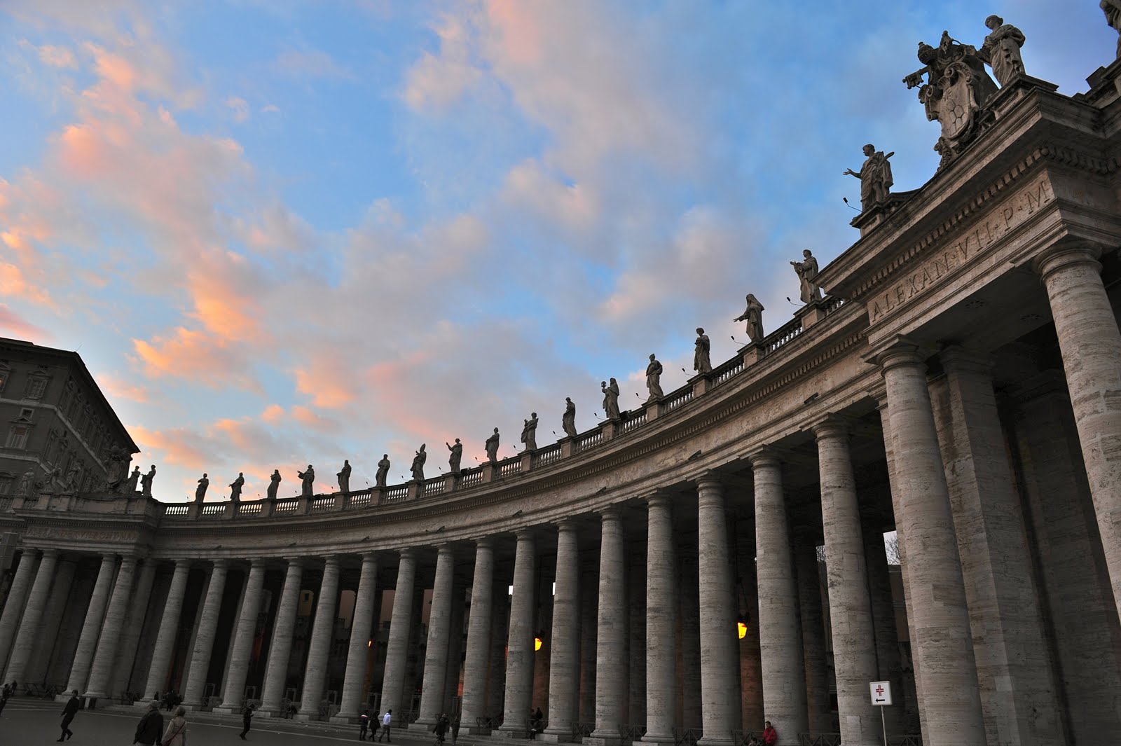площадь св. колоннада бернини. колоннада на площади святого петра. колоннада собора св петра. бернини колоннада собора св петра.