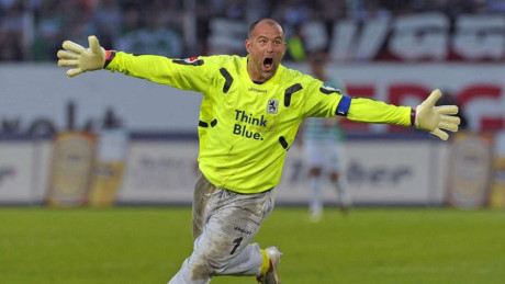 Bi an chiec quan 'xau xi' cua thu mon gia nhat EURO 2016 - Anh 3