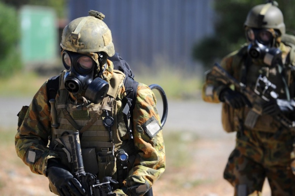 4 спецназовцы. Mira CBRN cm6m Tactical Militarу/Police Gas Mask. "Special Operations Forces"+"Special Forces". Американский военный противогаз. Голландский спецназ.