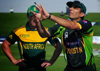 Pakistan cricket captain Misbah ul Haq (R) tosses a coin near South African captain AB de Villiers before the start of the third day-night international in Sheikh Zayed Stadium in Abu Dhabi on November 5, 2013. De Villiers won the toss and decided to start batting