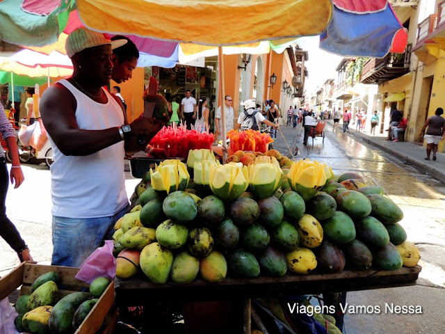 Vendedores de frutas no centro histórico de Cartagena