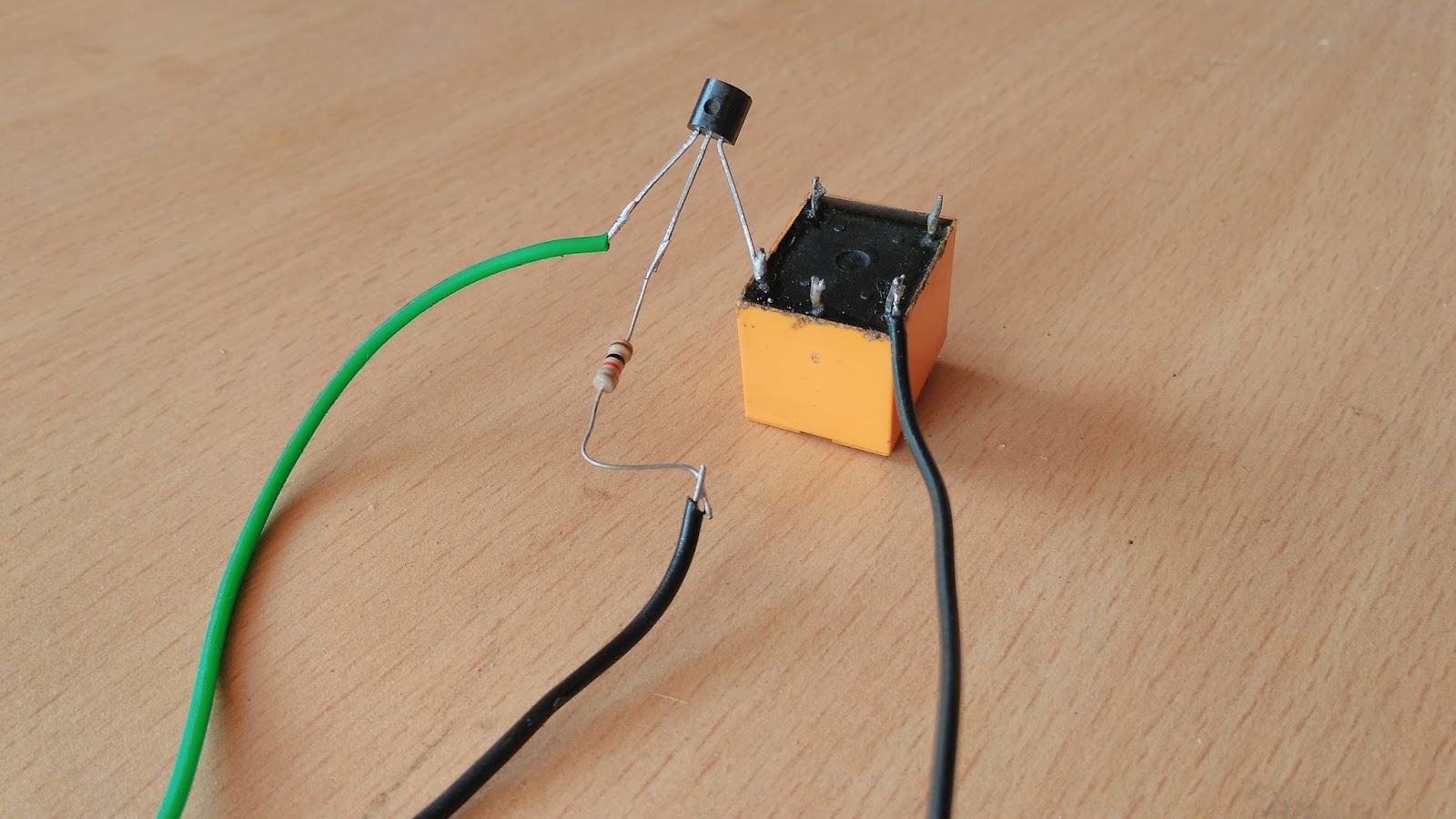 PNPTransistor based DC Relay Drive make Triggering source ()voltage