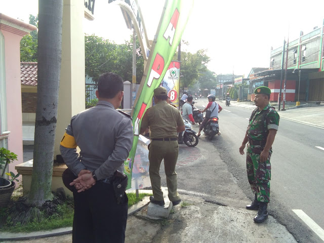 Penertiban Dan Pembersihan APK Di Wilayah Karangmalang