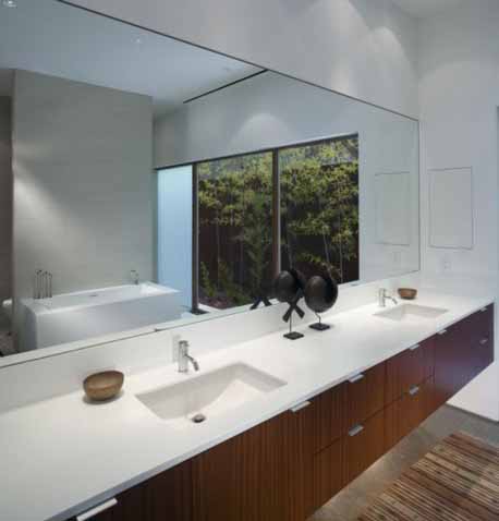 Mandi Lewis Dipasangi Akan Ubin Kamar Mandi Lewis Dipasangi Akan Ubin Kamar