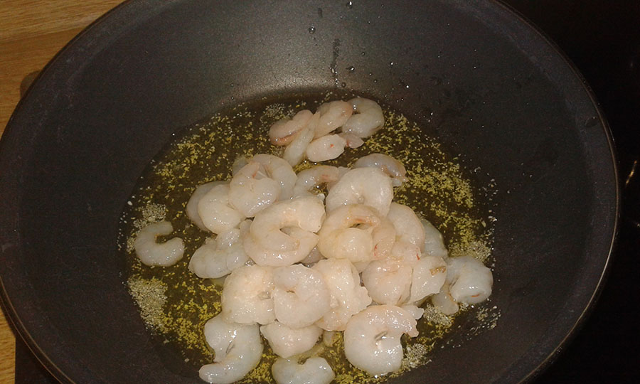 espaguetis con angulas sucedáneas y gambas