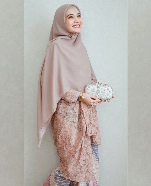 √ 23 Model Hijab Zaskia Sungkar Modern yang Simple Super Cantik Terbaru