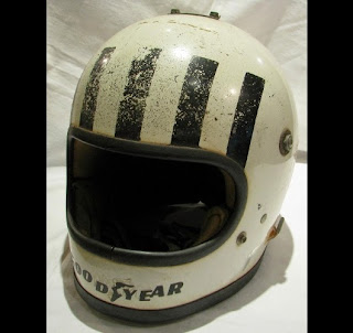 Il casco di Tom Pryce. Questo disegno è usato ora dal pilota ticinese Alex Fontana