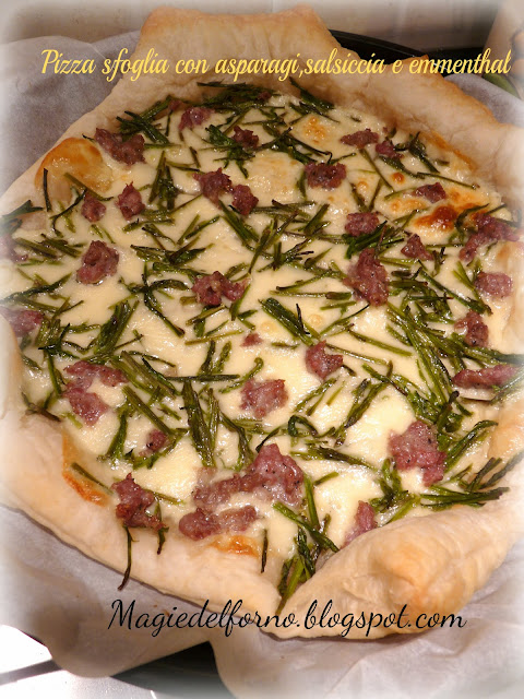 pizza sfoglia con asparagi, salsiccia e emmenthal