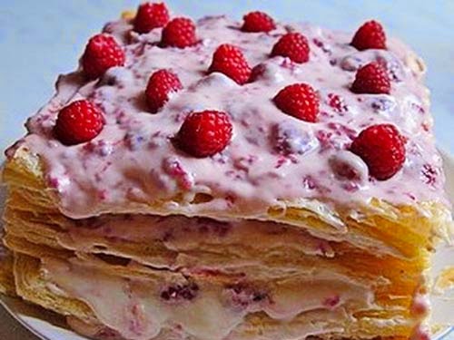 СЛАДКАЯ ЖИЗНЬ: Рецепт: торт из слоеного теста со сгущенкой и ягодами