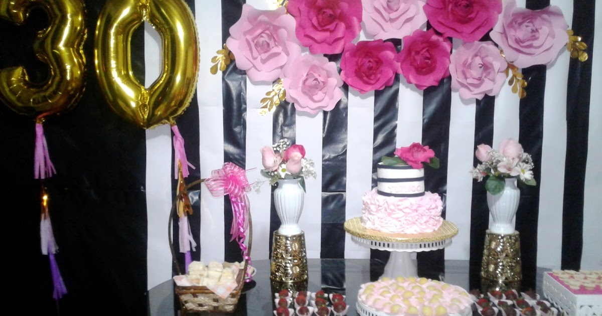 Mujer Celebra Su 30 Cumpleaños. Decoraciones De Cumpleaños Con Globos De  Color Blanco Y Rosa Y