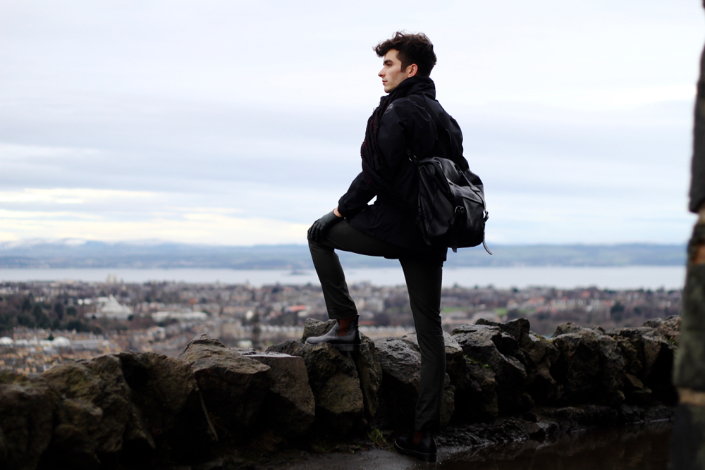 Blog-mode-style-homme-voyageur-ecosse-edimbourg-edinburgh-valentino-uomo-sweater-gilet-cachemire-Malo-jeans-apc-north-sails-jacket-petit-standard-echarpe-broderie-boots-dries-van-noten-chateau-guide-conseil-insolite-calton-hill-hote (3)