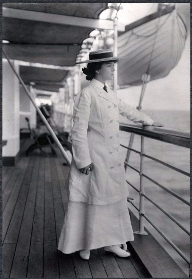 Fascinating Historical Picture of Alice Lee Roosevelt Longworth in 1904 