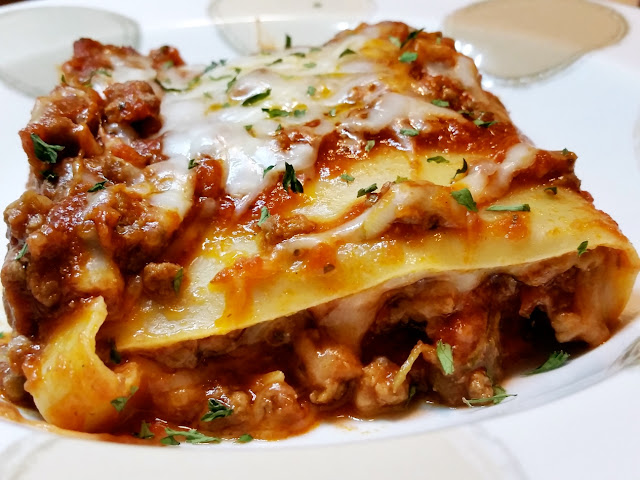 Red Kitchen Recipes: Beef and Mozzarella Lasagna (without ricotta)