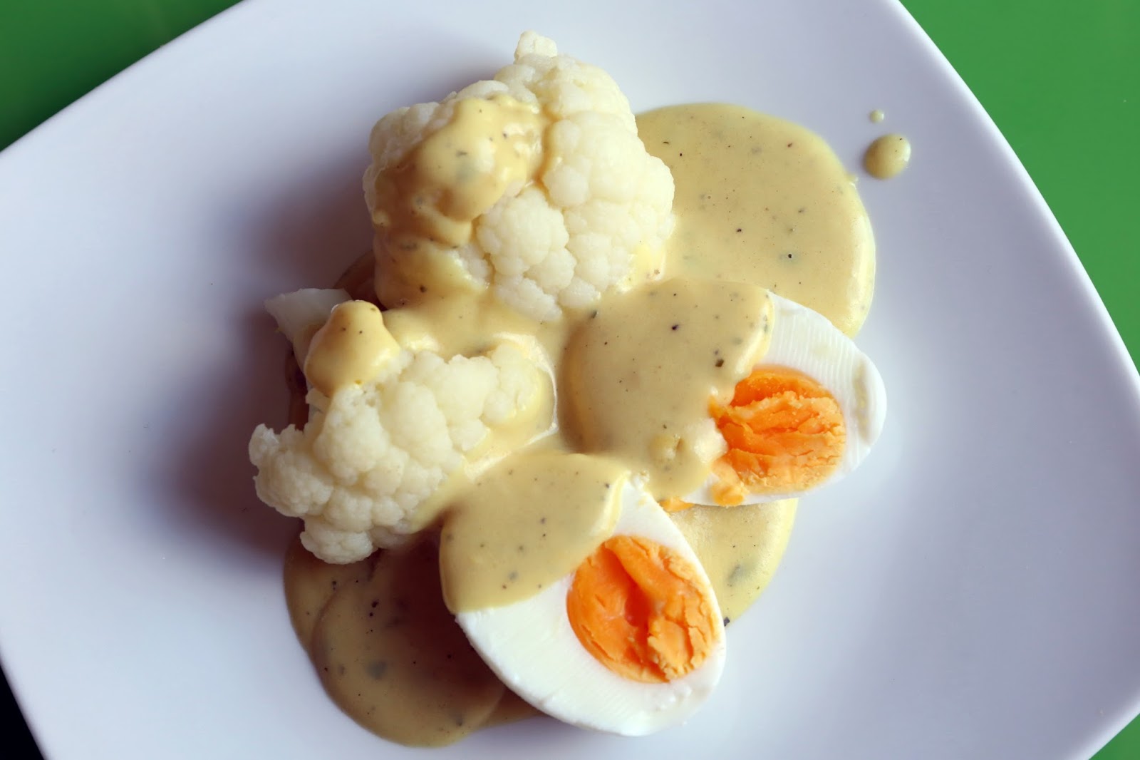 Sachen die glücklich machen: Eier in Senfsoße mit Blumenkohl (LOWCARB)