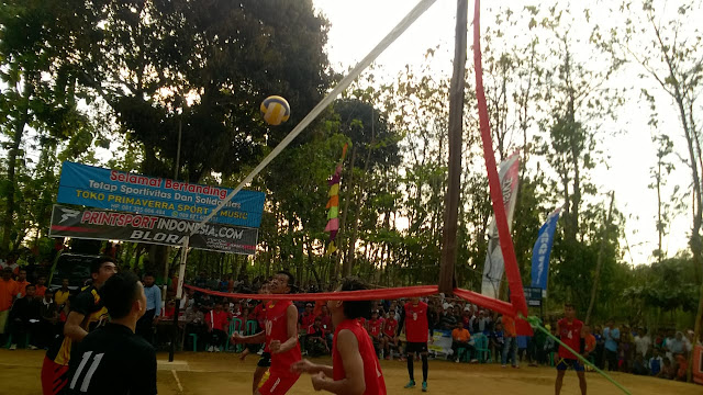 Pertandingan bola volly dalam rangka sedekah bumi dukuh Kayen, Desa Sambongrejo, Kecamatan Tunjungan.