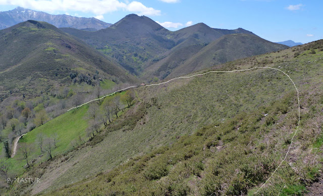 Sierra de Pesquerín con el Vízcares al fondo - Asturias Sierra de Pesquerín con el Vízcares al fondo - Asturias