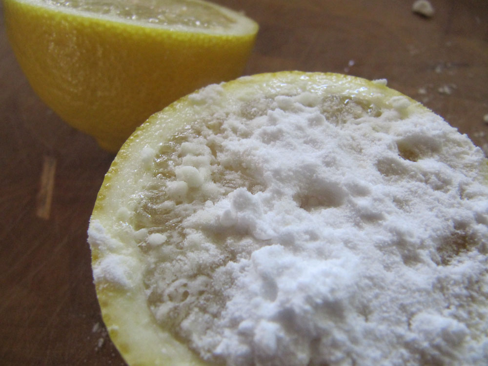Лимон вода корица сода. Сода и лимон. Лимон с солью. Гашение соды лимоном. Лимонный сок и пищевая сода.