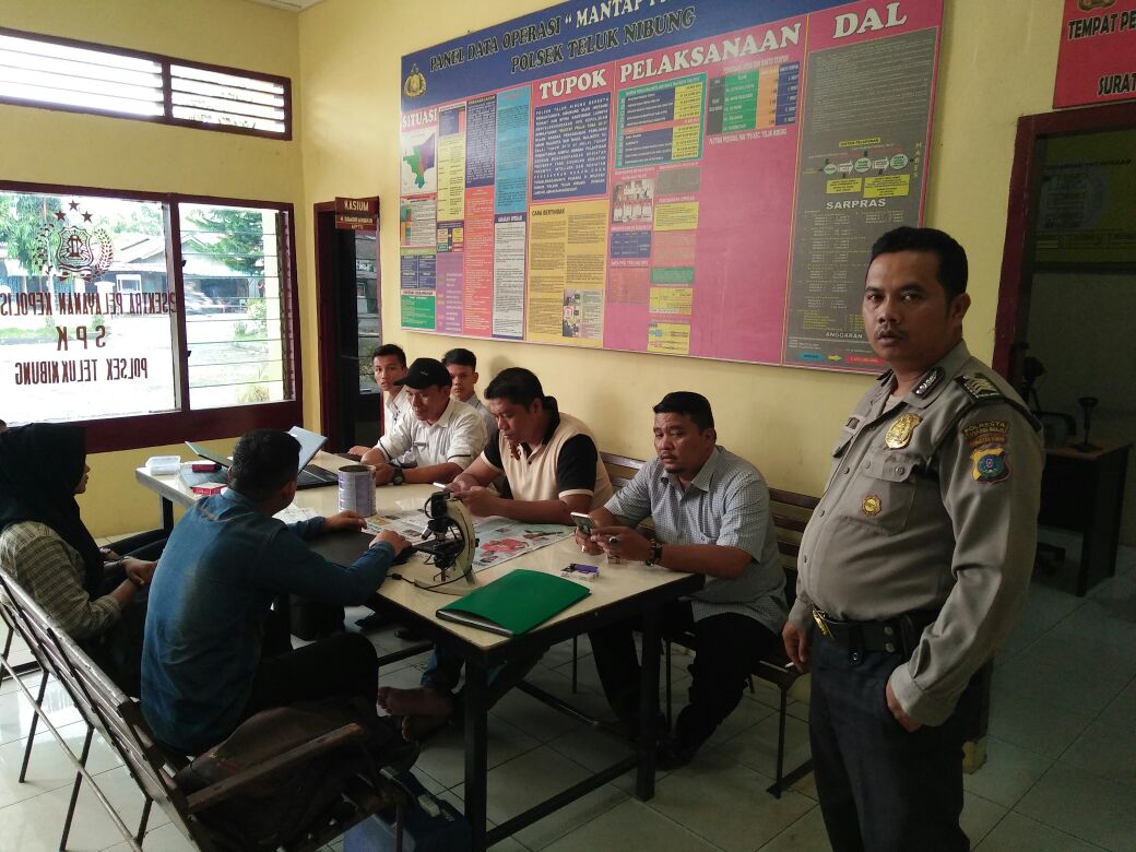 Keenam pelaku pengecekan darah di Pelabuhan Teluk Nibung yang diringkus polisi saat dibawa ke kantor polisi. Keenam pelaku pengecekan darah di Pelabuhan Teluk Nibung yang diringkus polisi saat dibawa ke kantor polisi.