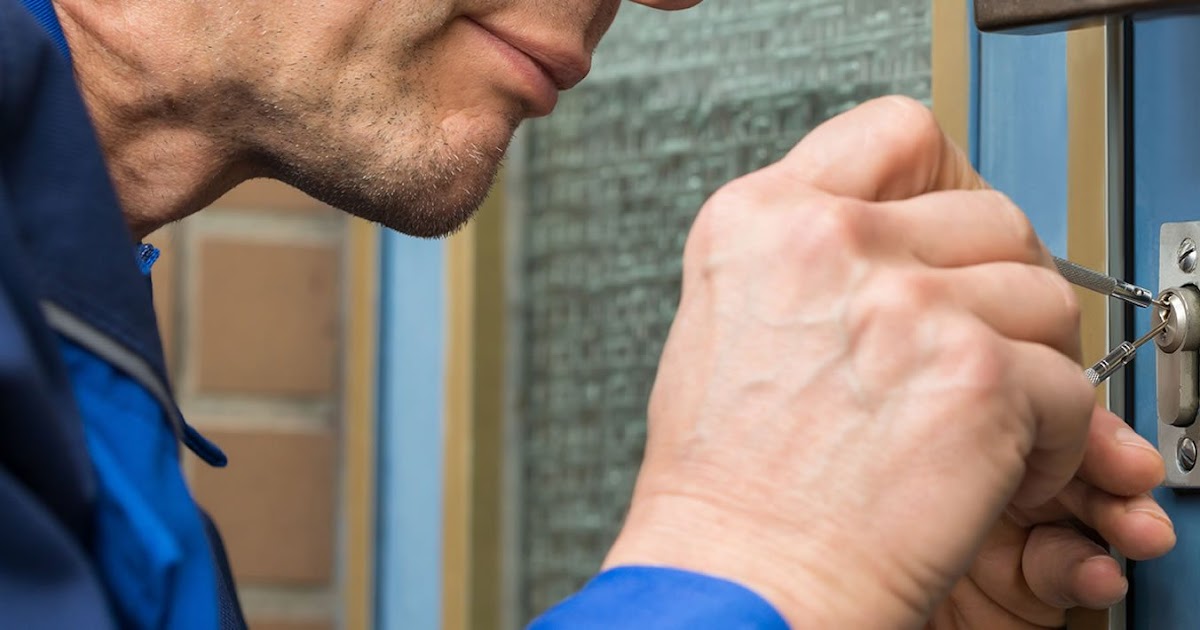 мастер по вскрытию замков. монтажник металлических дверей. монтаж межкомнатных и входных дверей. дверной замок master lock. установщик дверных замков.