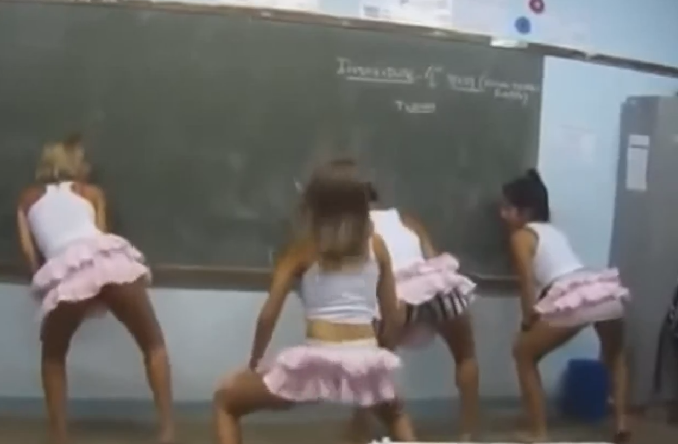 Absurdo Alunas Dançam Funk Em Sala De Aula Trabalho Escolar