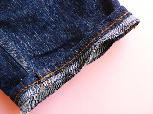 Come fare l'orlo ai jeans mantenendo quello originale