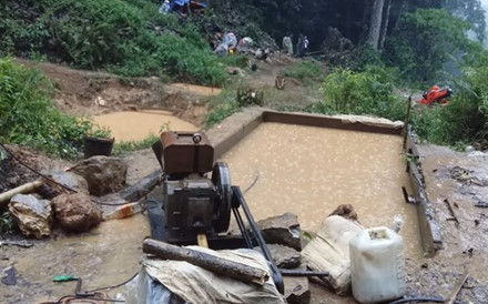 Toan canh ngay thu hai giai cuu cac nan nhan dao vang bi mac ket - Anh 8