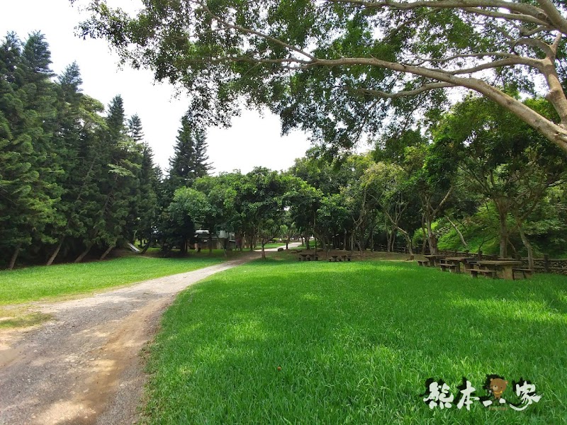 苗栗婚紗IG打卡景點|教堂廣場-飛牛牧場|寬敞露營營地設有盥洗區烤肉區好便利