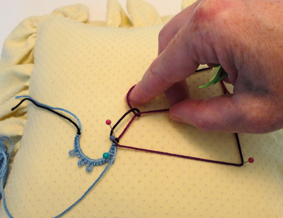 Yarnplayer's Tatting Blog One handed tatting a ring