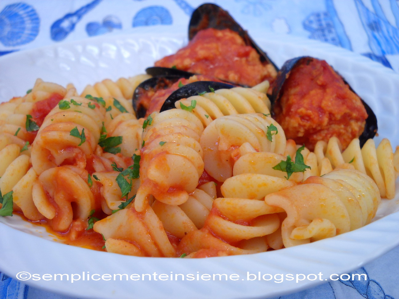 Semplicemente Insieme Fusilli con cozze ripiene al pomodoro