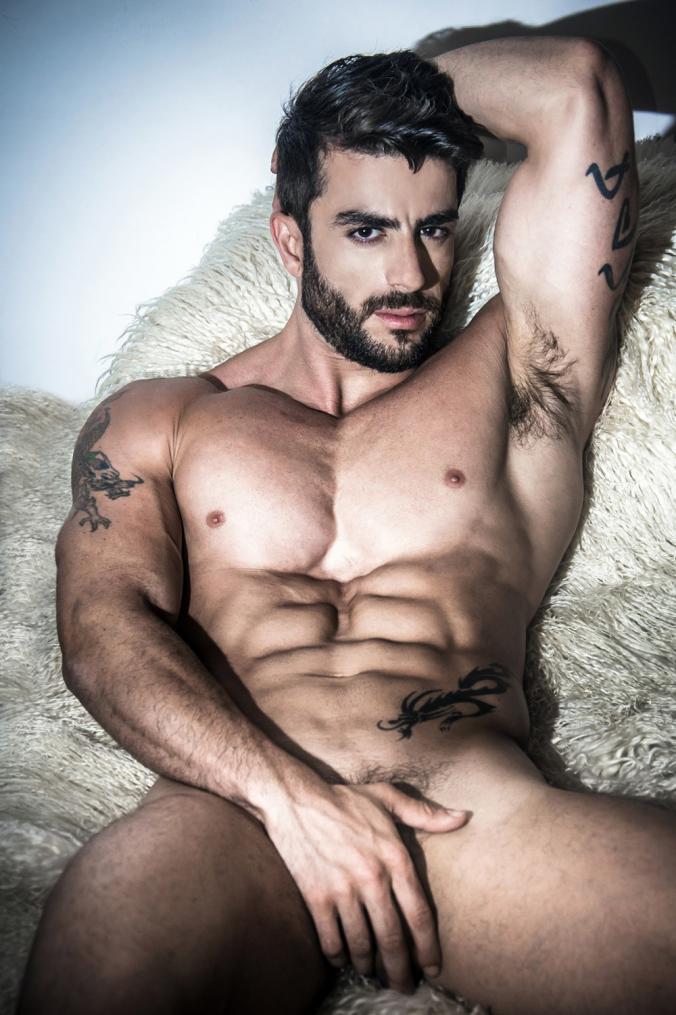 hirviö kukko liian iso