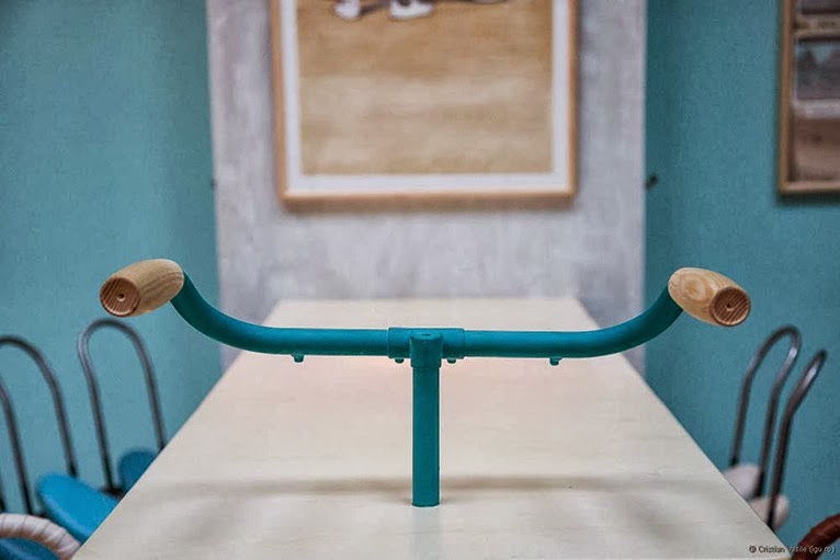 Bar vintage con estilo industrial inspirado en el mundo de la bicicleta.