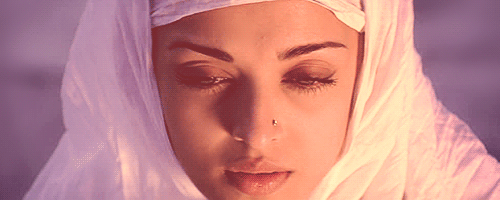 Мусульманки девственницы. Мусульманка плачет. Плачущая мусульманка. Гифки мусульмане. Девушка в хиджабе гифки.