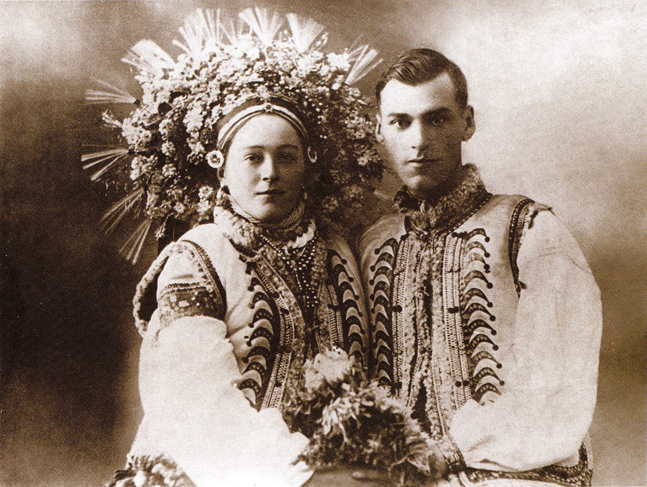 Украинцы 19 век. Украинки 19 века. Украинцы 19 века. Старинный свадебный наряд. Старинный украинский свадебный костюм.