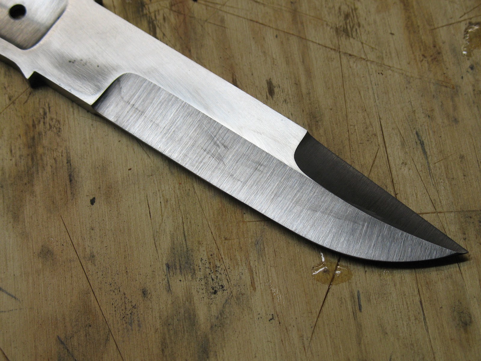 острие лезвия ножа. клинок и лезвие на ноже. охотничьи ножи с гравировкой. лезвия для ножей. нож сталь у10.