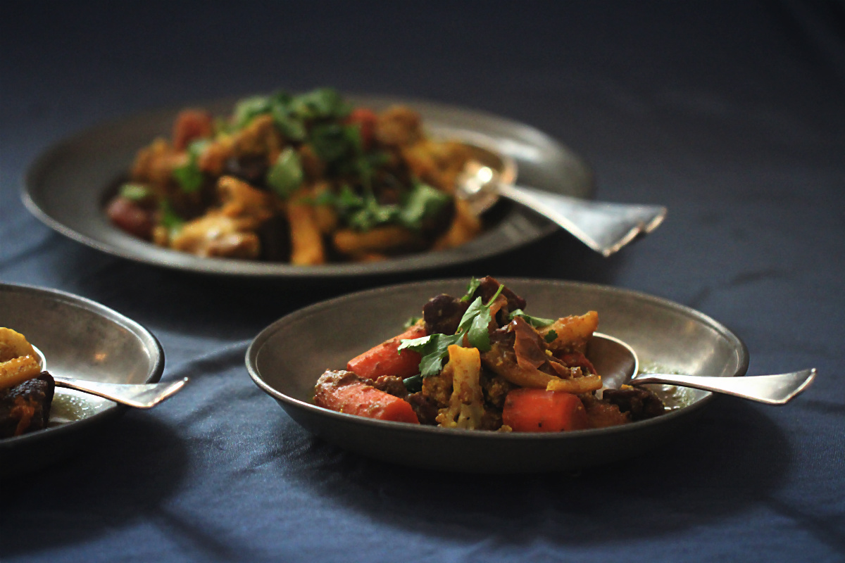 Tajine mit Lamm, Karotten, Blumenkohl, Pastinake, Datteln und Aprikosen ...