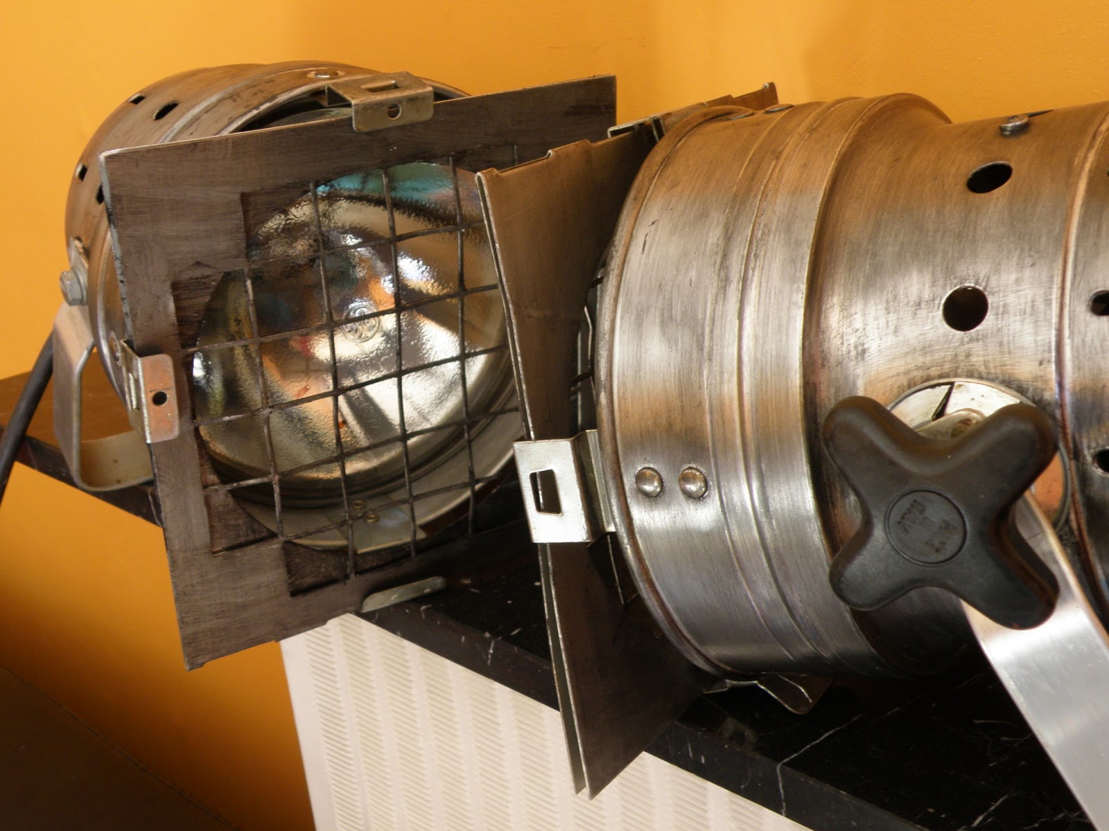 Ancien Projecteur De Théâtre – Marque S.A.V – Vintage état Correct