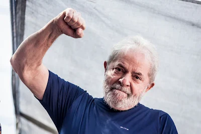 Lula com o braço erguido