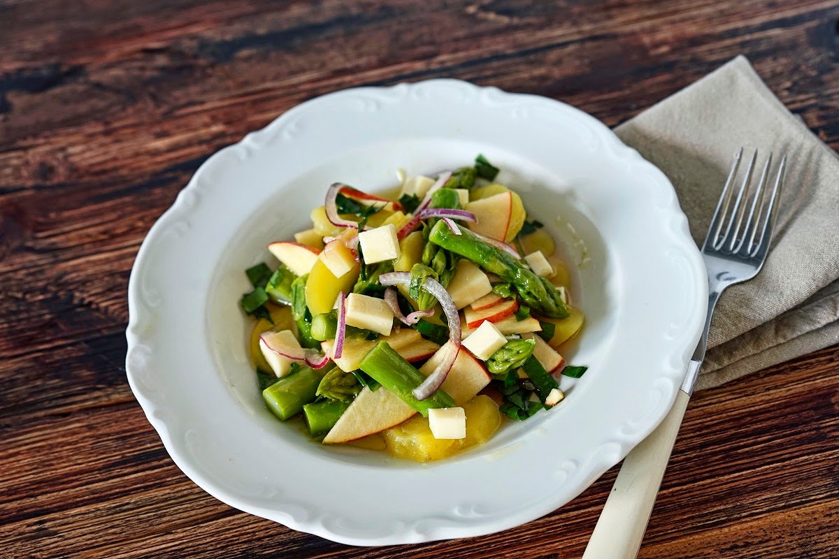 stuttgartcooking: Spargel-Salat mit lauwarmer Kartoffel, Apfel ...