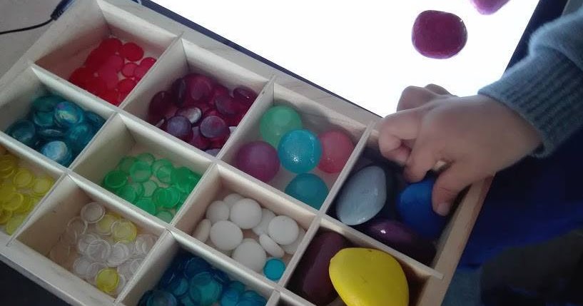 Assistante maternelle Colomiers: La table lumineuse