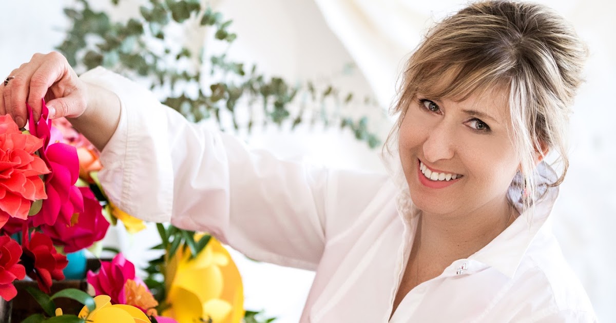 My book "Bold & Beautiful Paper Flowers" is now available for PreOrder!