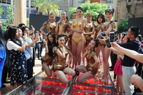 Choàng dàn người mẫu diện bikini bằng vàng đi trên 666 thỏi vàng ròng - Ảnh 1 Choang dan nguoi mau dien bikini bang vang di tren 666 thoi vang rong - Anh 1