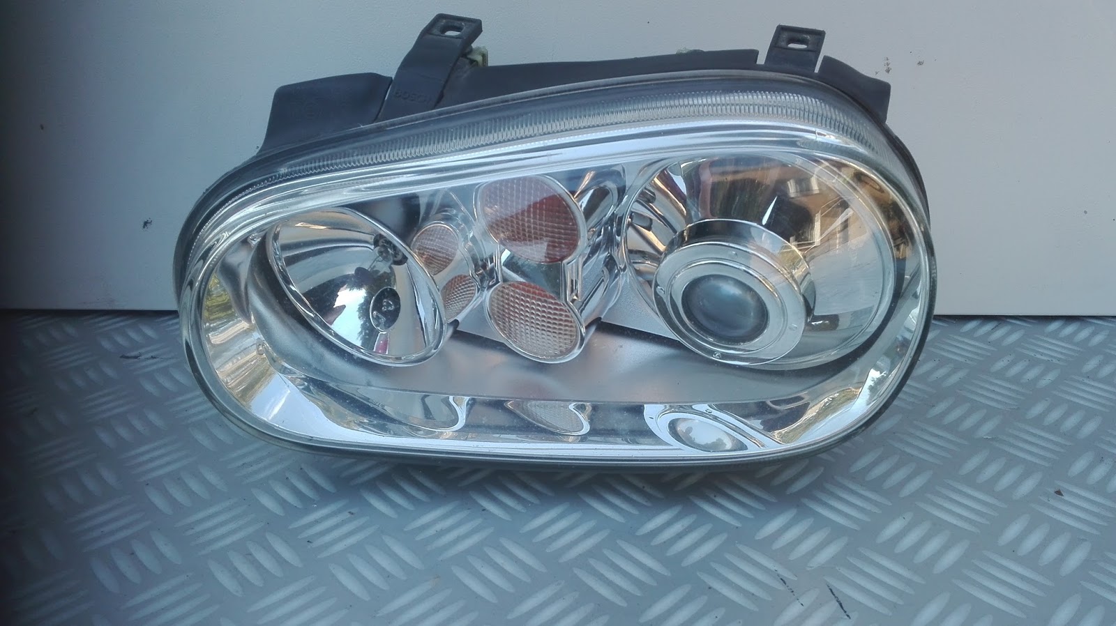 Naprawa świateł samochodowych VW Golf 4 regeneracja lamp xenon