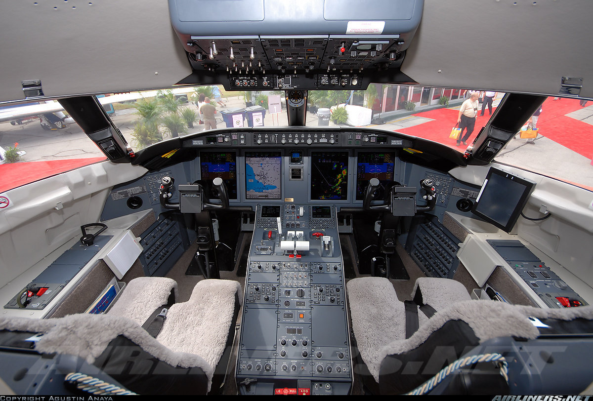 Jet Airlines: challenger 605 cockpit