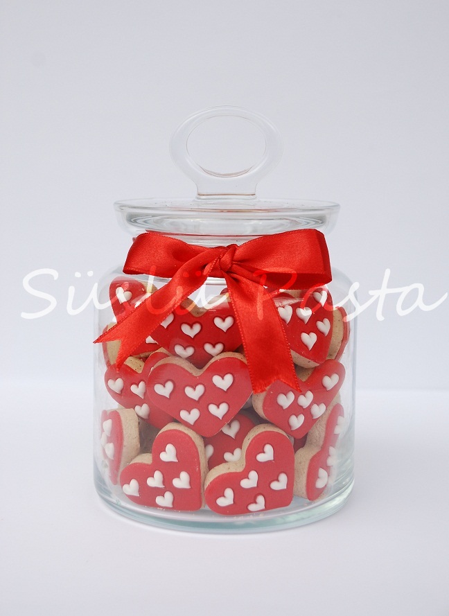 Süslü Pasta Kavanozda Kurabiyeler Kalpler